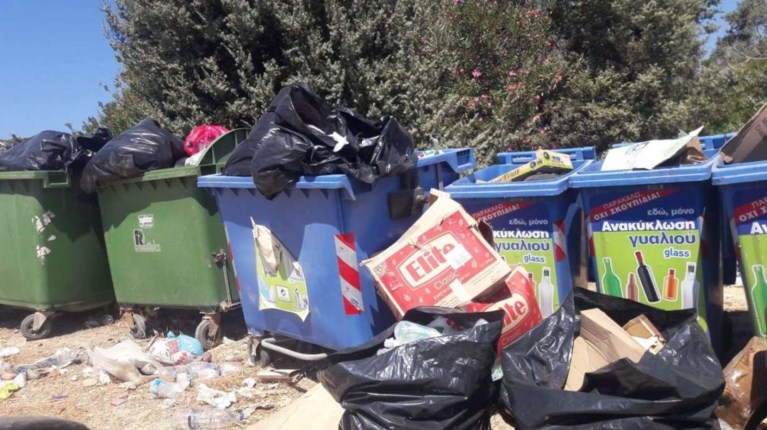 Εικόνες ντροπής στη Γαύδο - 'Βουνά' τα σκουπίδια (φωτό)
