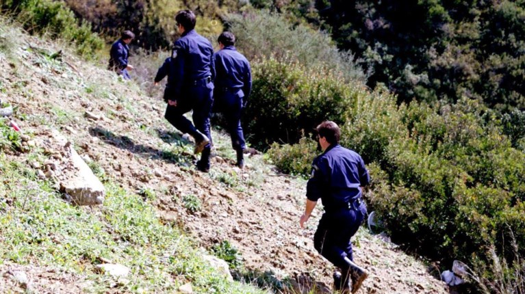 Σε εξέλιξη απεγκλωβισμός δύο ατόμων, έπεσε το αυτοκίνητο τους σε γκρεμό