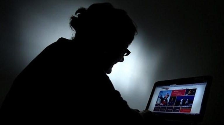 Χειροπέδες σε άνδρα για πορνογραφία ανηλίκων στο διαδίκτυο