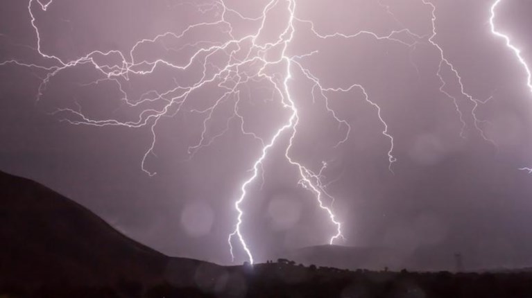 Έπεσαν 7.500 κεραυνοί έως το απόγευμα