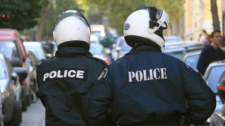 Σύλληψη δύο αστυνομικών που έκαναν «βόλτα» με κρατούμενο