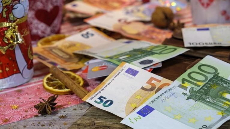 O ΟΑΕΔ προπληρώνει επιδόματα και δώρο Χριστουγέννων
