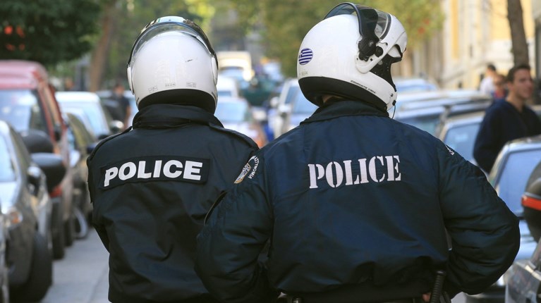 Επεισοδιακή καταδίωξη στο Ιλιον: Με καδρόνια & σκύλο κατά αστυνομικών