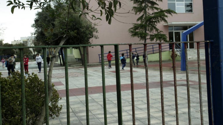 Σοκαριστικό bullying σε μαθήτρια: Την εβαλαν να γλείψει τουαλέτα