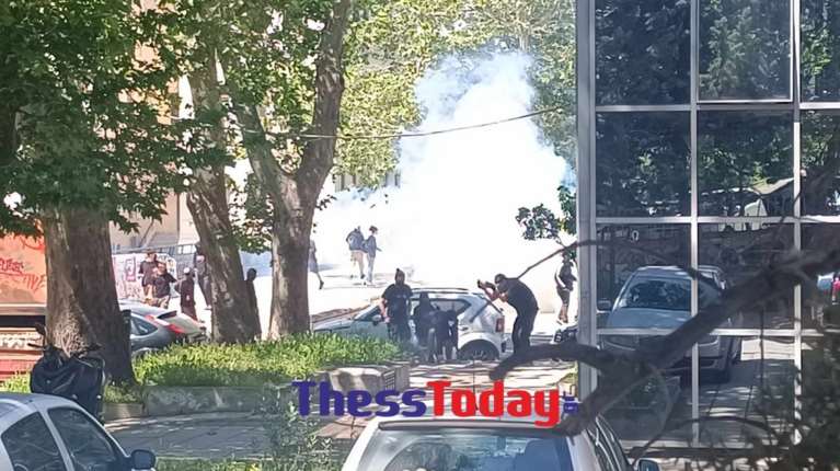 Επεισόδια στο ΑΠΘ: Πετροπόλεμος και χημικά μεταξύ κουκουλοφόρων και ΜΑΤ για την ανακατάληψη στο Στέκι Φυσικού [βίντεο]