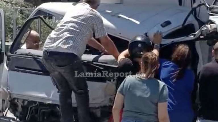 Βοιωτία: Μετωπική σύγκρουση φορτηγών - Απεγκλωβίστηκε οδηγός [βίντεο]