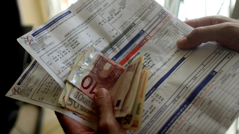 Μειώσεις στους λογαριασμούς ρεύματος αποφάσισε η ΡΑΕ για το 2016