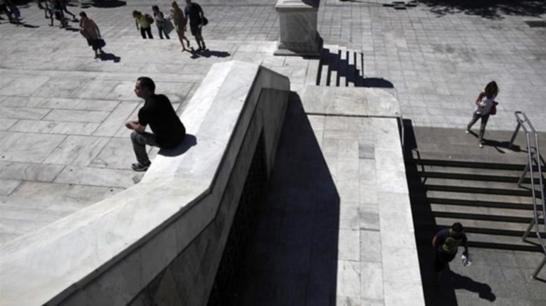 ΙΟΒΕ: 6 στους 10 Ελληνες μόλις που τα βγάζουν πέρα