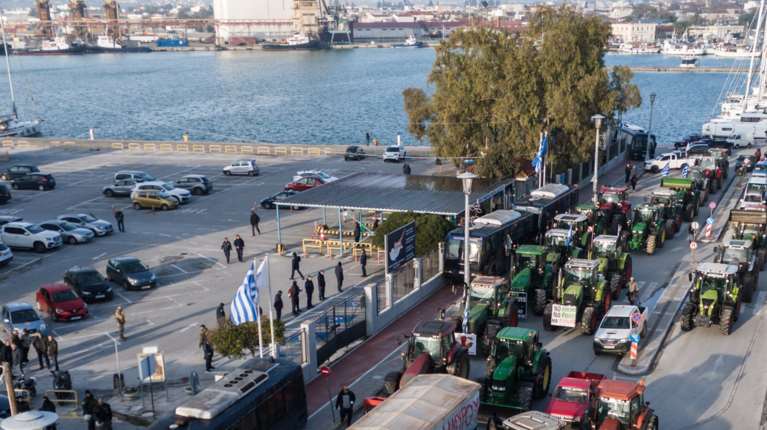 Αποκλεισμένο από στεριά και... θάλασσα το λιμάνι του Βόλου - Παρέλαση από τρακτέρ και κλούβες [εικόνες - βίντεο]