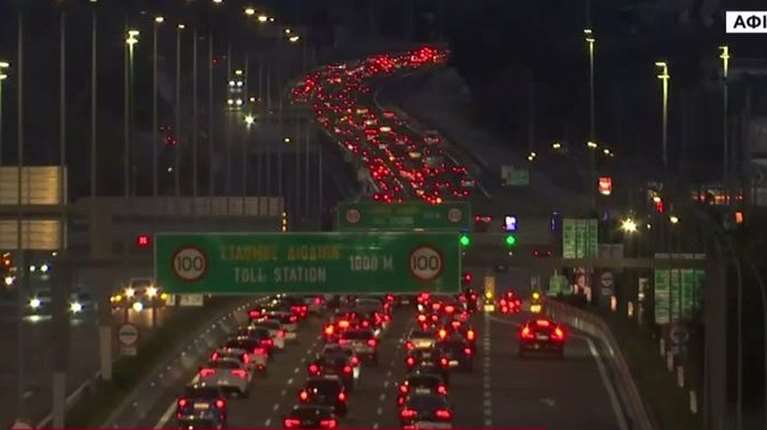 Ταλαιπωρία για χιλιάδες οδηγούς η επιστροφή στην Αττική - Ουρές χιλιομέτρων στην Αθηνών - Κορίνθου [εικόνες - βίντεο]
