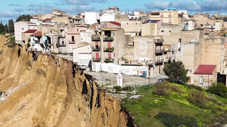 Κατολίσθηση στη Σικελία αφήνει μια πόλη στο χείλος του γκρεμού: Σπίτια κρέμονται σε μήκος τεσσάρων χλμ