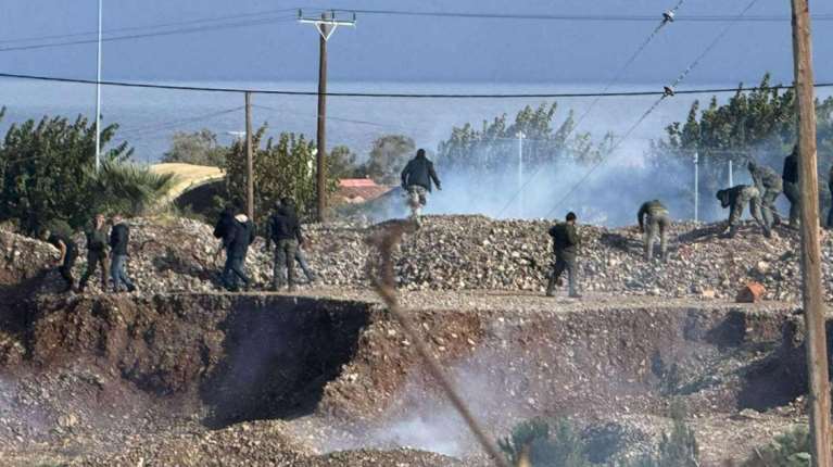 Κρήτη: Πετροπόλεμος και χημικά μεταξύ αστυνομίας και αγροτών στα αεροδρόμια Ηρακλείου και Χανίων [βίντεο]