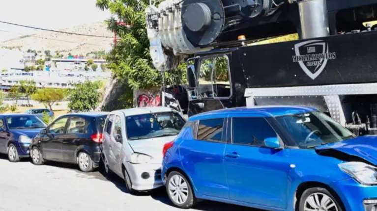 Αναστάτωση στο Κερατσίνι: Γερανός έπεσε πάνω σε 10 παρκαρισμένα οχήματα - &quot;Από τύχη δεν είχαμε θύματα&quot;