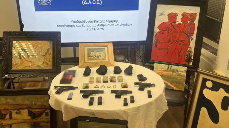 &quot;Καλλιτέχνες&quot; στην απάτη: 481 πλαστοί πίνακες γνωστών ζωγράφων - Συνελήφθη δικηγόρος, κατασχέθηκαν όπλα [εικόνες - βίντεο]