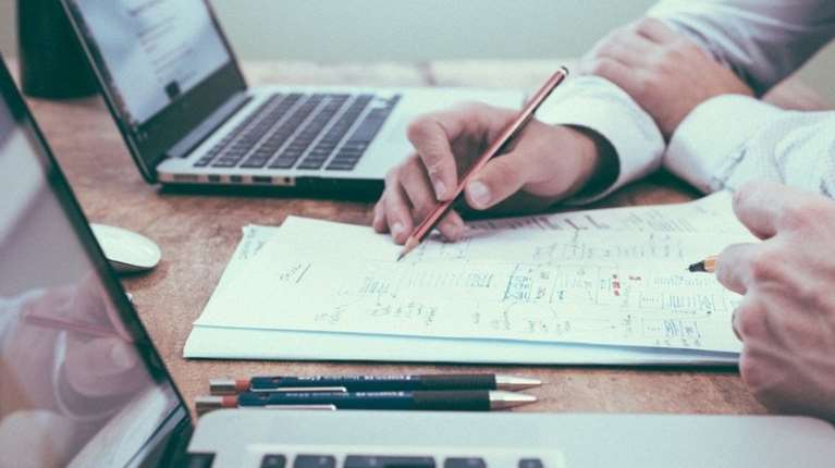 Ποιοι εργαζόμενοι θα δουν αυξήσεις στον μισθό τους στο τέλος του μήνα