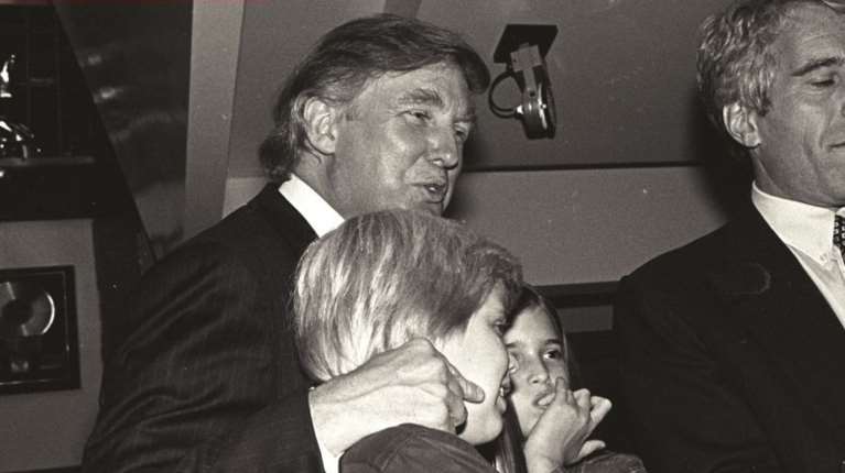 Τραμπ: "Ολοι ήξεραν" τι έκανε ο Επσταϊν - Η προ 20ετίας δήλωσή του σε αρχηγό της Αστυνομίας