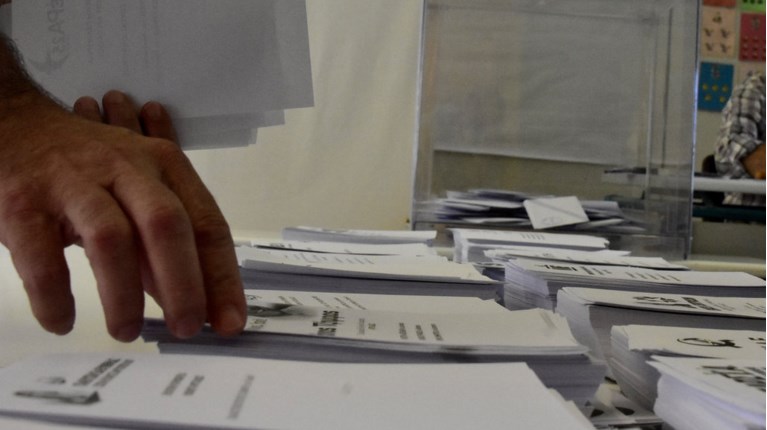 Τα μηνύματα των πολιτικών αρχηγών πάνω από την κάλπη