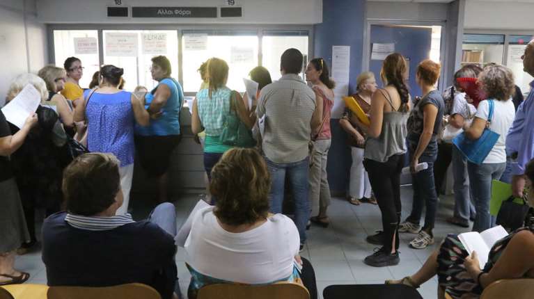 Γιατί θα αυξηθούν το 2026 οι φόροι και οι ασφαλιστικές εισφορές για 1,4 εκατ. αυτοαπασχολούμενους [πίνακες]