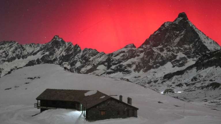 Απόκοσμες εικόνες δημιούργησε η ηλιακή καταιγίδα - Ο εντυπωσιακός καμβάς στον ουρανό πολλών χωρών