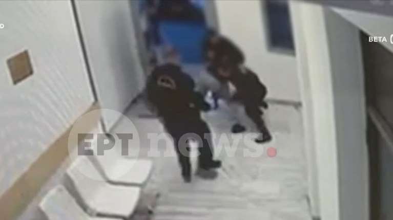 Άγιος Παντελεήμονας: Βίντεο ντοκουμέντο - Η στιγμή που 35χρονος προσπαθεί να αποδράσει από το ΑΤ - Τραυμάτισε αστυνομικό