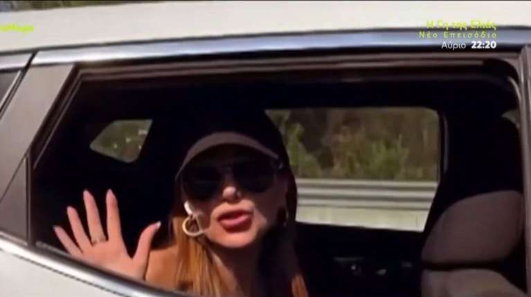 Δέσποινα Βανδή: Όχι ένα, αλλά δύο περιπολικά έσπευσαν για την τραγουδίστρια που έπαθε λάστιχο [βίντεο]