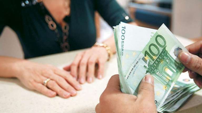 Τα &quot;ψιλά γράμματα&quot; για τις τραπεζικές προμήθειες: Πότε είναι πραγματικά δωρεάν η πληρωμή λογαριασμών