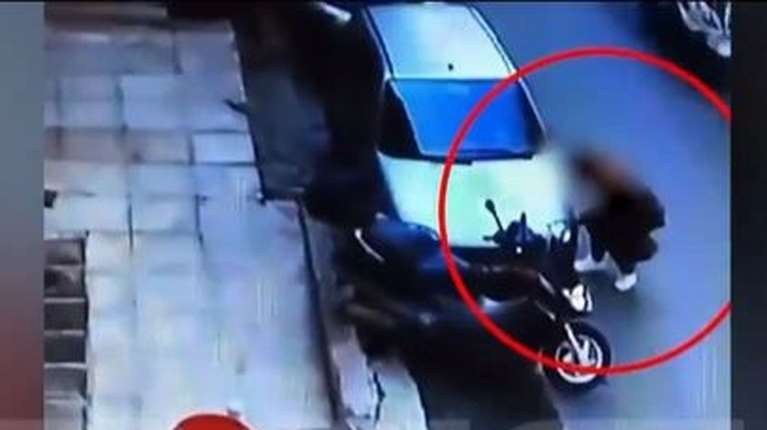 Παγκράτι: Αυτή είναι η γυναίκα που σκίζει τα λάστιχα σταθμευμένων οχημάτων - Την αναζητούν οι Αρχές [βίντεο]