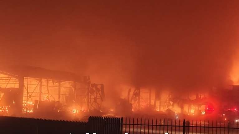 Τρίκαλα: Το ωστικό κύμα έκοψε στα δύο το εργοστάσιο - Αμμωνία και προπάνιο οι πιθανές αιτίες της έκρηξης