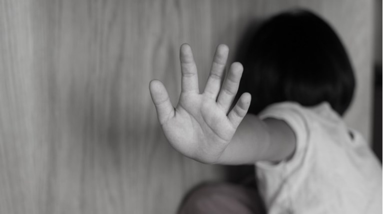 Παιδική κακοποίηση: Πολλές φορές τα παιδιά «φωνάζουν» χωρίς να μιλάνε
