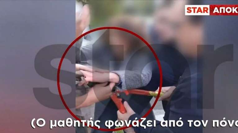 Χαλάνδρι: Καθηγητής σε σχολείο υπό κατάληψη έπιασε τα δάχτυλα μαθητή με κόφτη [βίντεο]