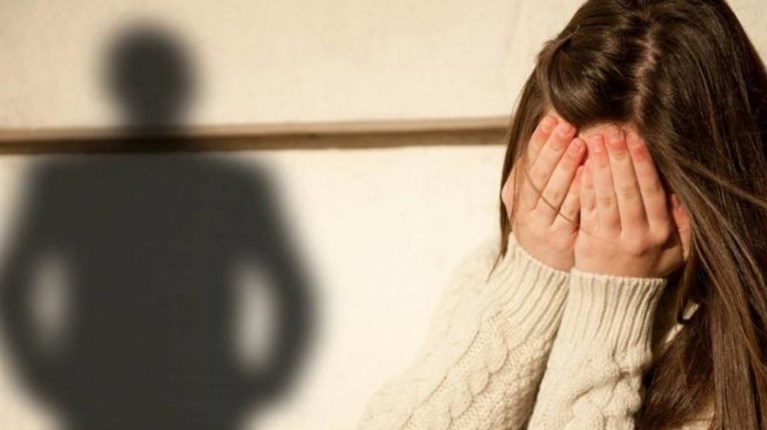 Για ασέλγεια σε βάρος της ανήλικης κόρης του κατηγορείται 40χρονος