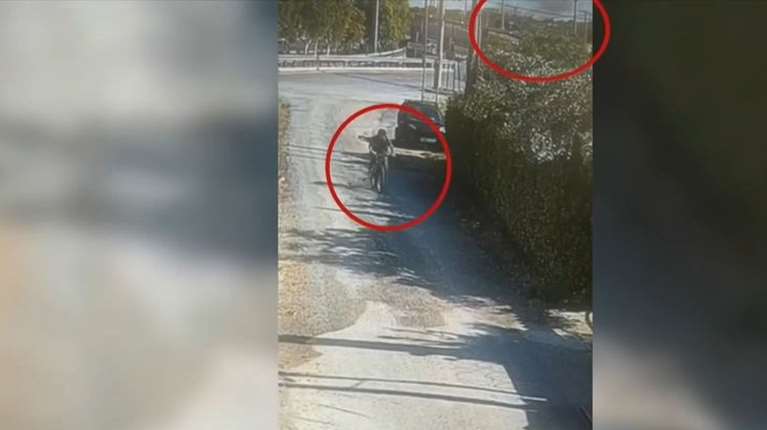 Φωτιά στην Κάντζα: Βίντεο - ντοκουμέντο - Η στιγμή που ο 62χρονος εμπρηστής φεύγει με ποδήλατο λίγο πριν ξεσπάσει η πυρκαγιά