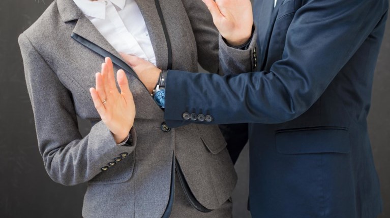 Σεξουαλική παρενόχληση ευρωβουλευτή σε ευρωβουλευτίνα