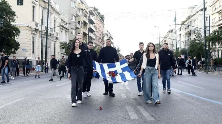 Πολυτεχνείο: Η κόρη της Φώφης Γεννηματά στην κορυφή της πορείας με την αιματοβαμμένη σημαία [εικόνες]