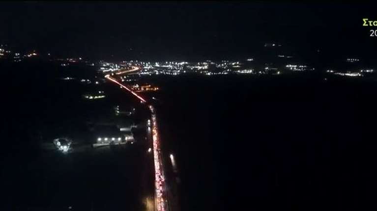 Η "Οδύσσεια" των εκδρομέων: Κολλημένοι για ώρες στη Ριτσώνα - Οι αγρότες έδωσαν και δεύτερη λωρίδα, αλλά άφησαν τα τρακτέρ