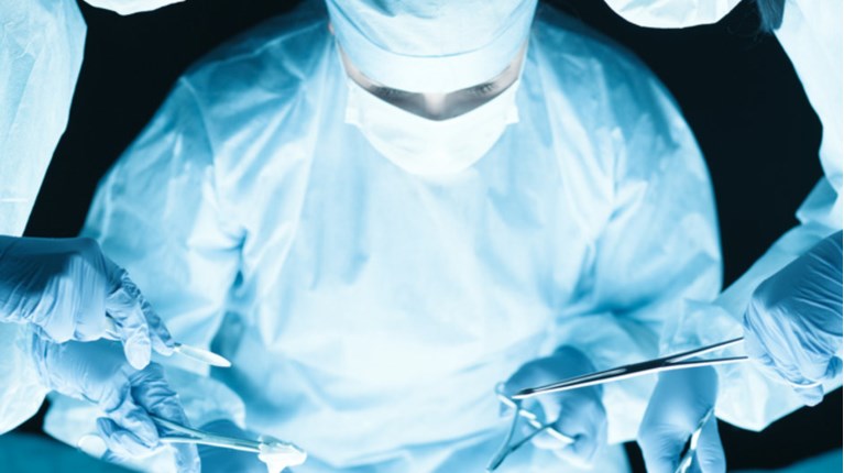 Χειρουργός υπέγραψε με τα αρχικά του στο... συκώτι δύο ασθενών