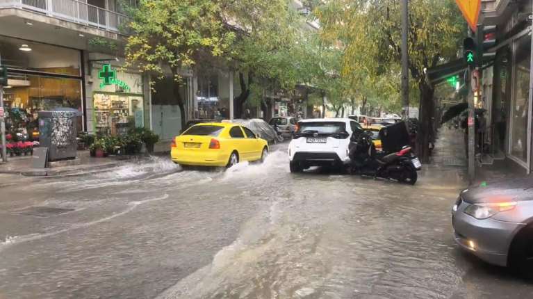 Στο "κόκκινο" η κίνηση στους δρόμους από τη βροχή: Διακοπή κυκλοφορίας στην οδό Πειραιώς λόγω συσσώρευσης υδάτων [βίντεο]
