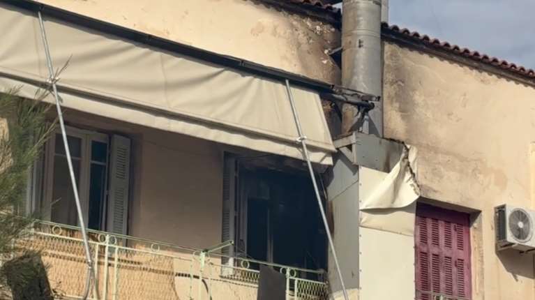 Φωτιά σε ισόγειο στα Άνω Πατήσια - Ακούστηκαν δυνατές εκρήξεις [βίντεο]