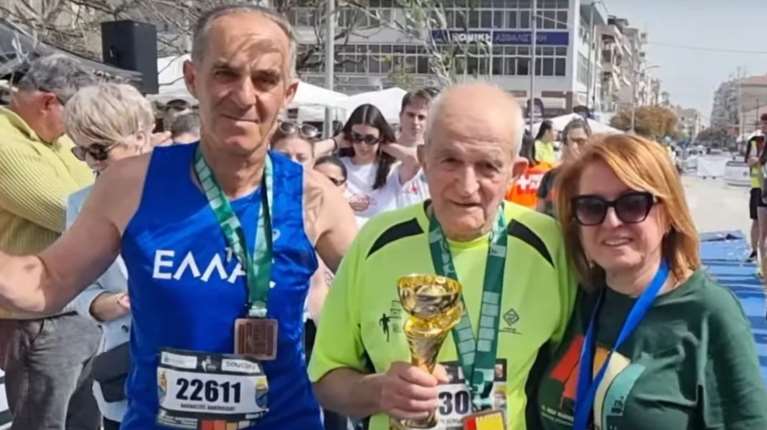 Τρίκαλα: 89χρονος τερμάτισε στον ημιμαραθώνιο των 21 χλμ. -"Τρέχω γύρω στα 35-40 χρόνια"