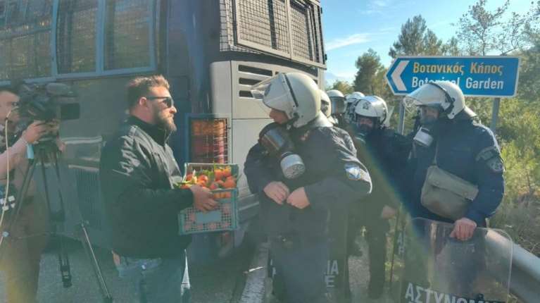 Αγρότες μοίρασαν πορτοκάλια σε αστυνομικούς στην Αιτωλοακαρνανία [εικόνες]