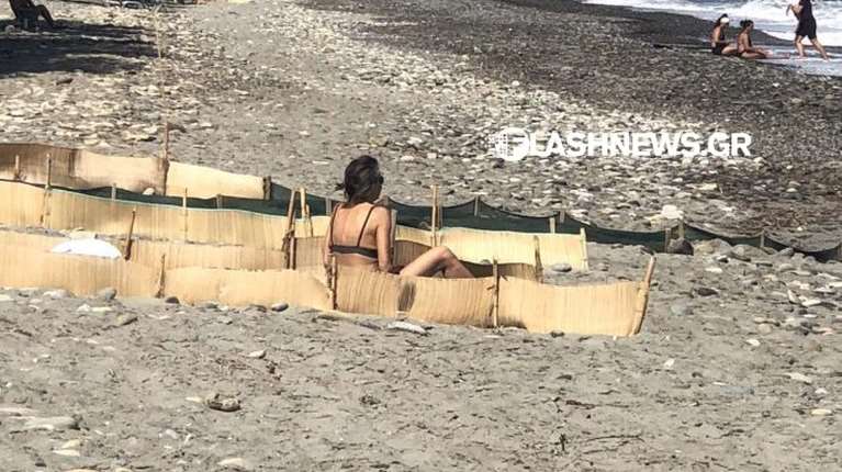 Χανιά: Γυναίκα έκανε ηλιοθεραπεία μέσα σε προστατευόμενο χώρο για χελώνες [εικόνες]