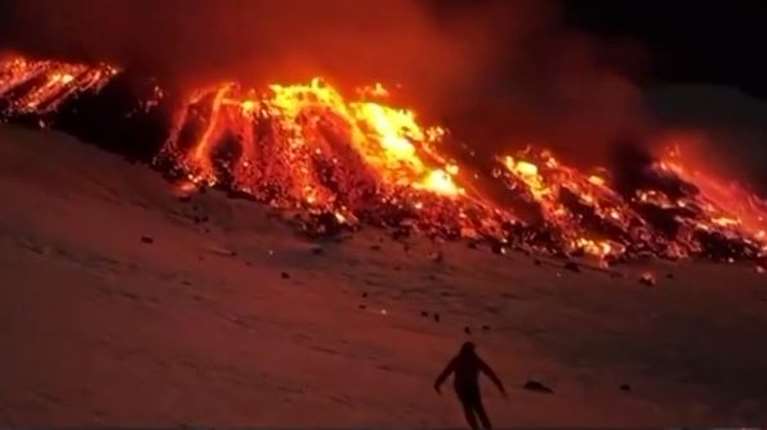 Μοναδικές εικόνες από την Αίτνα: Σκιέρ να κάνουν σλάλομ δίπλα στη λάβα [βίντεο]