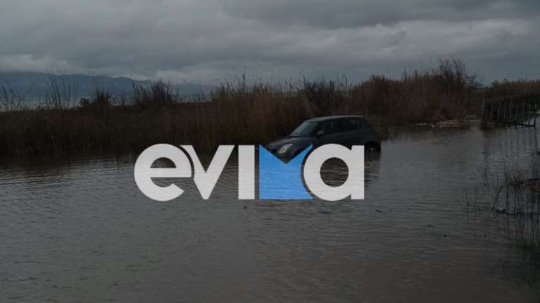 Τροχαίο στην Εύβοια: Αυτοκίνητο εγκλωβίστηκε στις εκβολές του ποταμού Ξηριά
