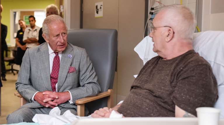 Αποκαλυπτικός και ανθρώπινος ο Κάρολος για τον καρκίνο: Μετά τα 70, κάποια μέρη του σώματος δεν δουλεύουν