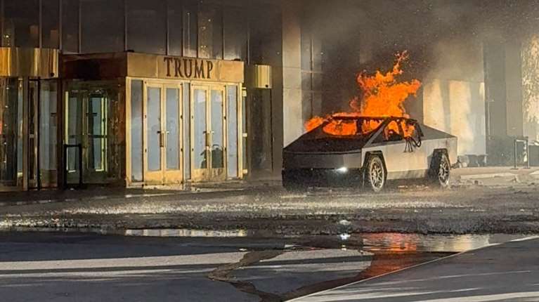 Αυτοκτονία και όχι τρομοκρατική ενέργεια η έκρηξη του Tesla Cybertruck στο Λας Βέγκας - Με διαταραχή στρες ο στρατιωτικός