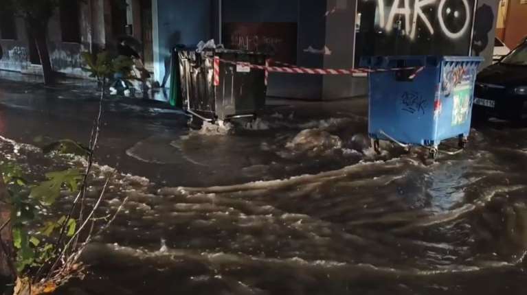 Καταιγίδα στην Αθήνα: Φούσκωσε ο Ιλισός, πλημμύρισαν φρεάτια - Μπλακάουτ σε πολλές περιοχές [βίντεο]