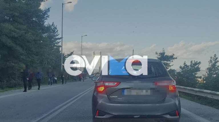 Χάος στη Χαλκίδα ελέω μπλόκων: Οδηγοί εγκαταλείπουν τα αυτοκίνητα στην Υψηλή Γέφυρα και συνεχίζουν πεζοί [εικόνες]