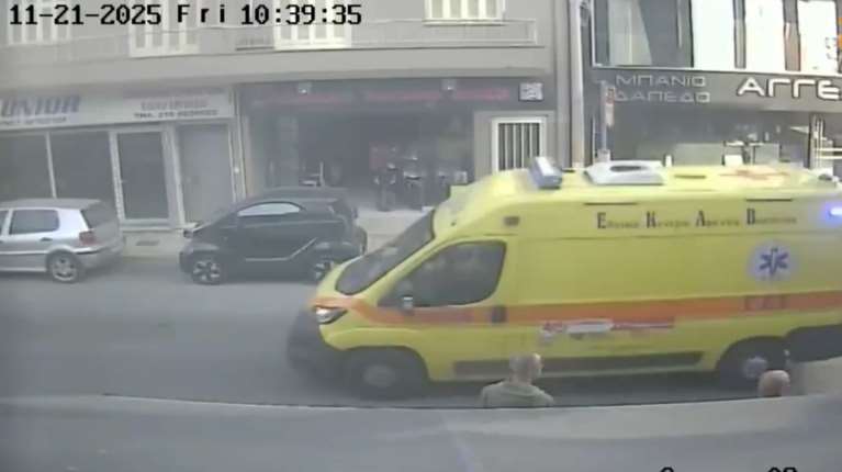 Πειραιάς: Βίντεο ντοκουμέντο - Η στιγμή που ΕΚΑΒ και ΕΛΑΣ φτάνουν στο ειδικό σχολείο για τη 13χρονη