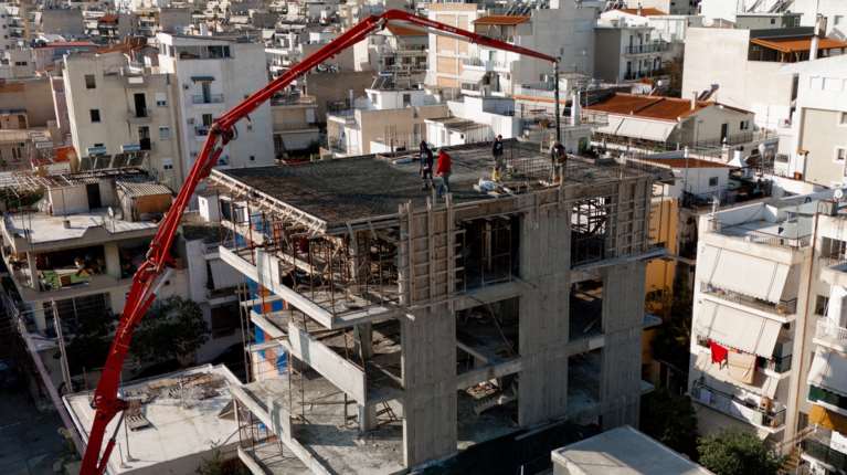 Στον πάγο ο ΦΠΑ στα νεόδμητα ακίνητα μέχρι τέλος του 2026 - Προς κατάργηση οδεύει ο φόρος