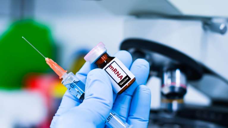 Ελπίδα στους καρκινοπαθείς δίνουν τα εμβόλια mRNA- Πώς &quot;εκπαιδεύουν&quot; το ανοσοποιητικό να πολεμά τους όγκους